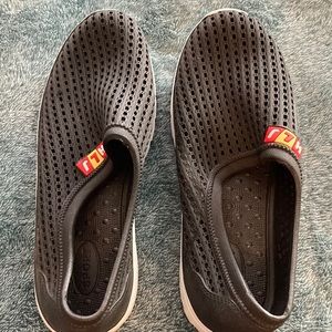 HLJ Slip on’s